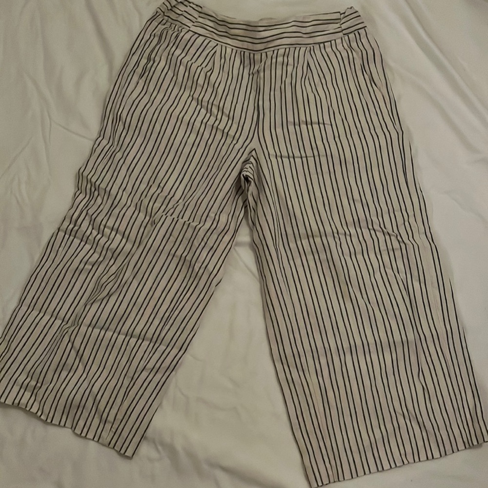 Low cut wide leg pants. Perfect condition, hardly worn